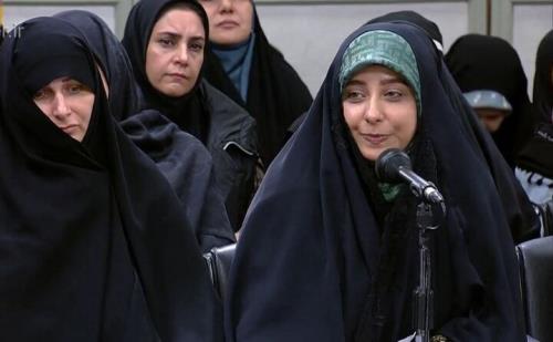 اشعار ماه رود فضای مادرانه دارد اهدای نسخه اولیه اثر به رهبر انقلاب