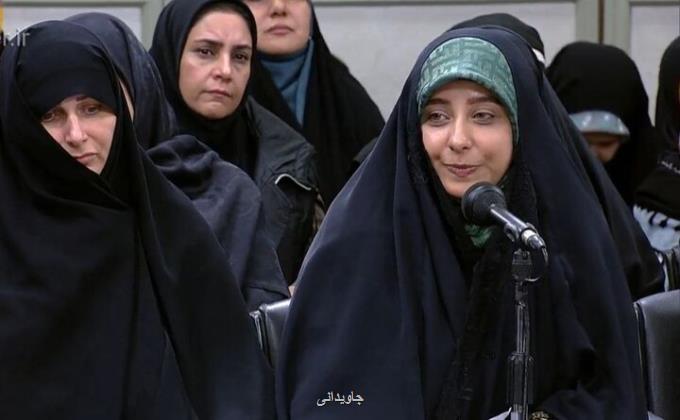 اشعار ماه رود فضای مادرانه دارد اهدای نسخه اولیه اثر به رهبر انقلاب