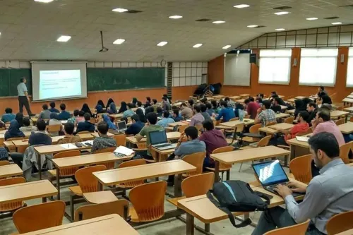 دانشگاه با دور تند دوره کارشناسی در جهان 3 ساله است در ایران چند سال؟
