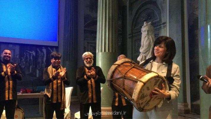 اهدای یادبود سوگواری امام حسین (ع) به رئیس گروه زبان فارسی دانشگاه ورشو