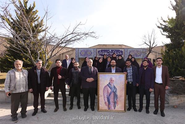 اهدای تصویر سردار شهید سلیمانی به رئیس سازمان فرهنگ و ارتباطات اسلامی